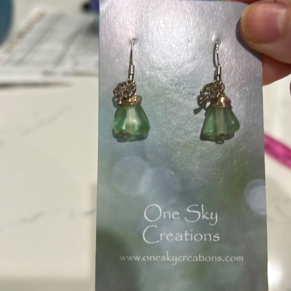 One sky creation, handmade, green, stone dangle earrings - Picture 1 of 4